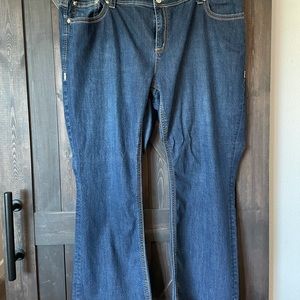 Melissa McCarthy boot leg jeans